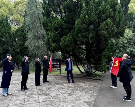 駐上投集團紀(jì)檢監(jiān)察組黨支部赴上饒集中營開展主題黨日活動